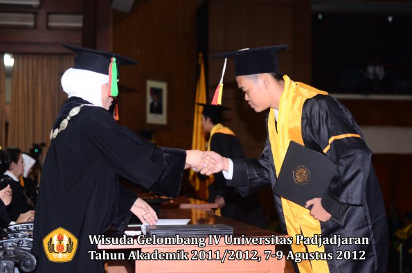 wisuda-unpad-gel-iv-2011_2012-fakultas-mipa-oleh-dekan-119