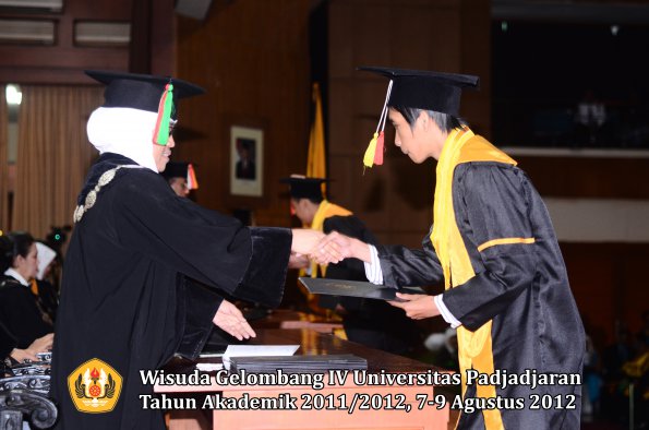 wisuda-unpad-gel-iv-2011_2012-fakultas-mipa-oleh-dekan-120