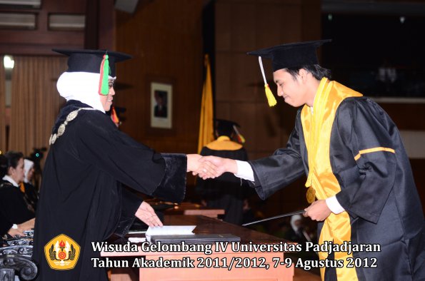 wisuda-unpad-gel-iv-2011_2012-fakultas-mipa-oleh-dekan-121