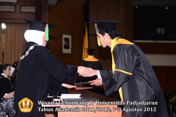 wisuda-unpad-gel-iv-2011_2012-fakultas-mipa-oleh-dekan-122