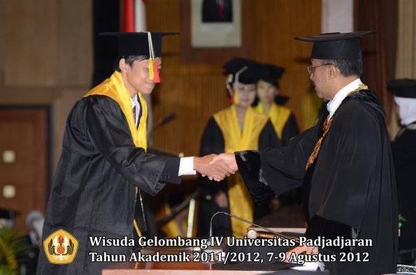wisuda-unpad-gel-iv-2011_2012-fakultas-mipa-oleh-rektor-011