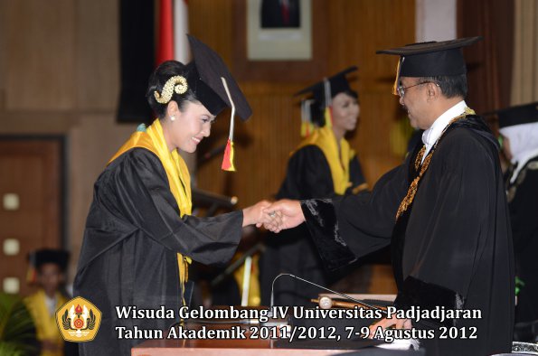 wisuda-unpad-gel-iv-2011_2012-fakultas-mipa-oleh-rektor-012