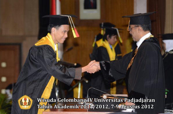 wisuda-unpad-gel-iv-2011_2012-fakultas-mipa-oleh-rektor-021