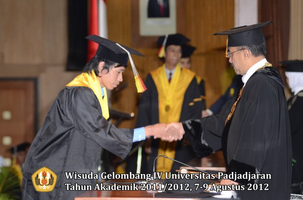 wisuda-unpad-gel-iv-2011_2012-fakultas-mipa-oleh-rektor-022