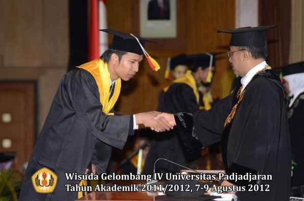 wisuda-unpad-gel-iv-2011_2012-fakultas-mipa-oleh-rektor-023