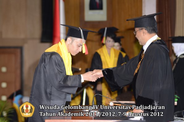 wisuda-unpad-gel-iv-2011_2012-fakultas-mipa-oleh-rektor-025