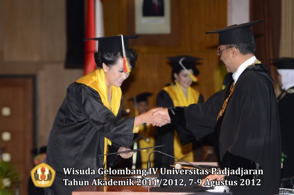 wisuda-unpad-gel-iv-2011_2012-fakultas-mipa-oleh-rektor-026