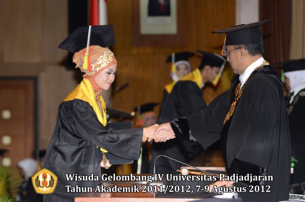 wisuda-unpad-gel-iv-2011_2012-fakultas-mipa-oleh-rektor-029