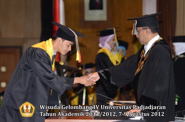 wisuda-unpad-gel-iv-2011_2012-fakultas-mipa-oleh-rektor-030