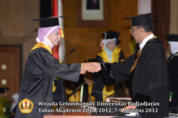 wisuda-unpad-gel-iv-2011_2012-fakultas-mipa-oleh-rektor-031