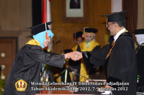 wisuda-unpad-gel-iv-2011_2012-fakultas-mipa-oleh-rektor-033