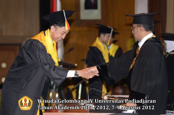 wisuda-unpad-gel-iv-2011_2012-fakultas-mipa-oleh-rektor-036