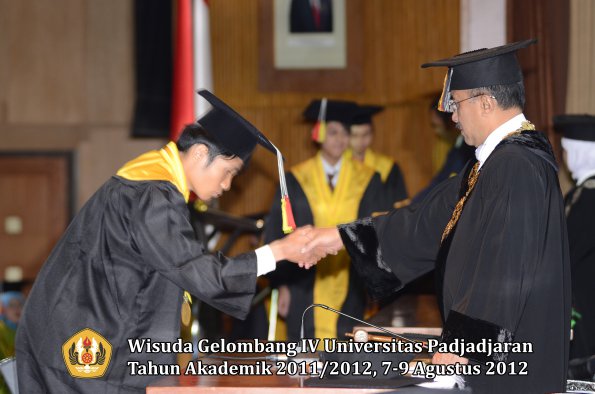 wisuda-unpad-gel-iv-2011_2012-fakultas-mipa-oleh-rektor-038