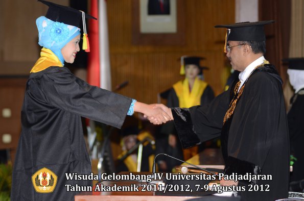 wisuda-unpad-gel-iv-2011_2012-fakultas-mipa-oleh-rektor-047