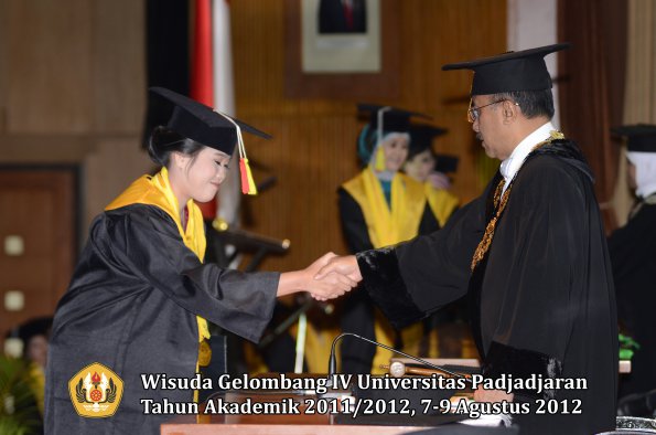 wisuda-unpad-gel-iv-2011_2012-fakultas-mipa-oleh-rektor-048