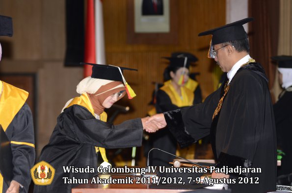 wisuda-unpad-gel-iv-2011_2012-fakultas-mipa-oleh-rektor-052