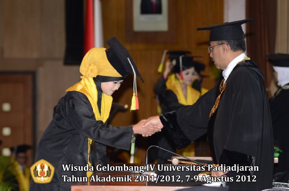 wisuda-unpad-gel-iv-2011_2012-fakultas-mipa-oleh-rektor-054