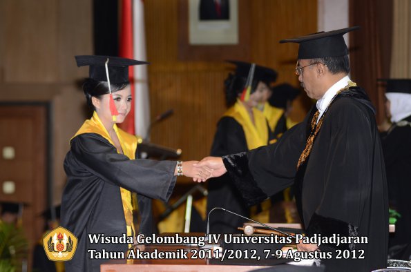 wisuda-unpad-gel-iv-2011_2012-fakultas-mipa-oleh-rektor-055