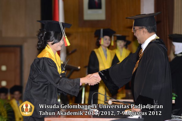 wisuda-unpad-gel-iv-2011_2012-fakultas-mipa-oleh-rektor-056