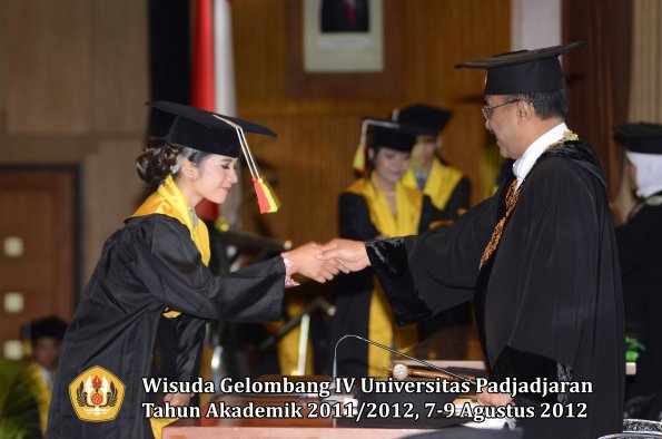 wisuda-unpad-gel-iv-2011_2012-fakultas-mipa-oleh-rektor-057