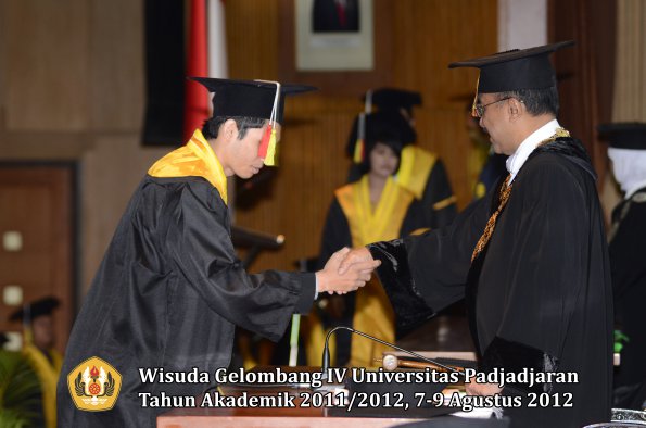 wisuda-unpad-gel-iv-2011_2012-fakultas-mipa-oleh-rektor-059