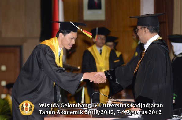 wisuda-unpad-gel-iv-2011_2012-fakultas-mipa-oleh-rektor-061