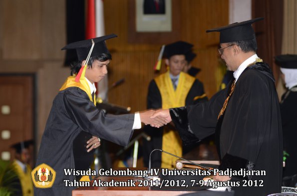 wisuda-unpad-gel-iv-2011_2012-fakultas-mipa-oleh-rektor-064