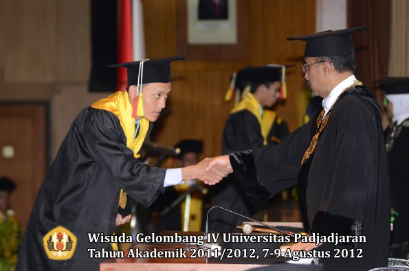 wisuda-unpad-gel-iv-2011_2012-fakultas-mipa-oleh-rektor-065