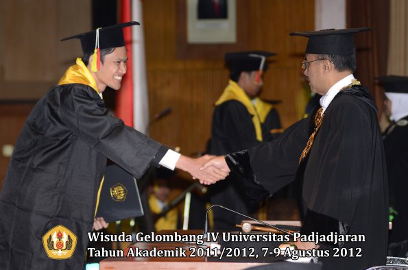 wisuda-unpad-gel-iv-2011_2012-fakultas-mipa-oleh-rektor-070