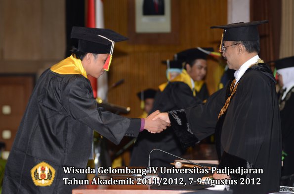 wisuda-unpad-gel-iv-2011_2012-fakultas-mipa-oleh-rektor-071