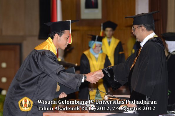 wisuda-unpad-gel-iv-2011_2012-fakultas-mipa-oleh-rektor-072