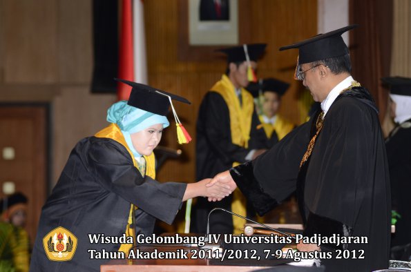 wisuda-unpad-gel-iv-2011_2012-fakultas-mipa-oleh-rektor-073