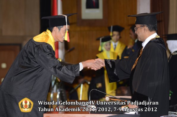 wisuda-unpad-gel-iv-2011_2012-fakultas-mipa-oleh-rektor-074