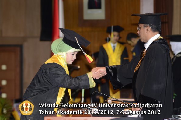 wisuda-unpad-gel-iv-2011_2012-fakultas-mipa-oleh-rektor-075