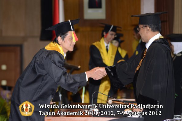 wisuda-unpad-gel-iv-2011_2012-fakultas-mipa-oleh-rektor-076