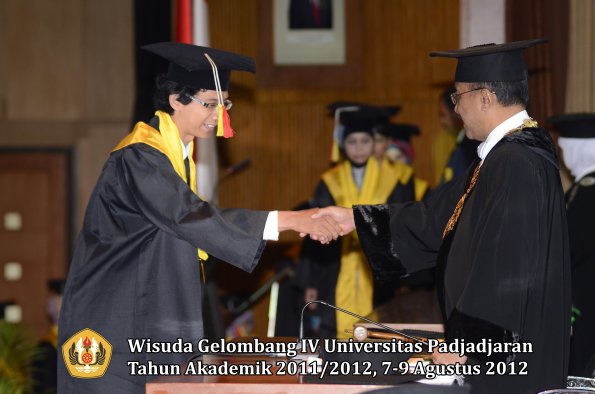 wisuda-unpad-gel-iv-2011_2012-fakultas-mipa-oleh-rektor-077