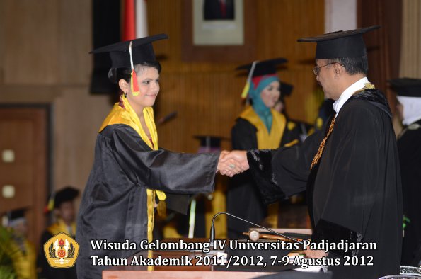 wisuda-unpad-gel-iv-2011_2012-fakultas-mipa-oleh-rektor-079