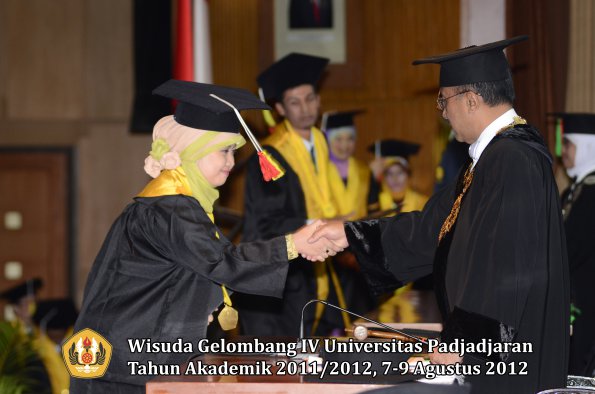 wisuda-unpad-gel-iv-2011_2012-fakultas-mipa-oleh-rektor-086