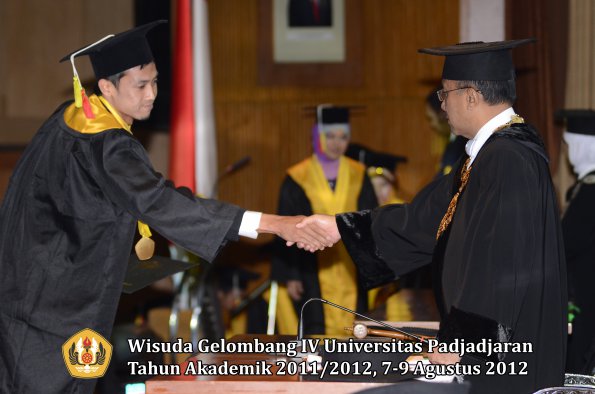 wisuda-unpad-gel-iv-2011_2012-fakultas-mipa-oleh-rektor-087