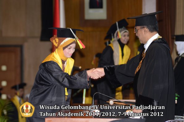 wisuda-unpad-gel-iv-2011_2012-fakultas-mipa-oleh-rektor-089