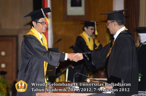 wisuda-unpad-gel-iv-2011_2012-fakultas-mipa-oleh-rektor-094