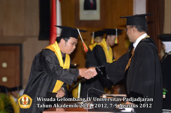 wisuda-unpad-gel-iv-2011_2012-fakultas-mipa-oleh-rektor-100