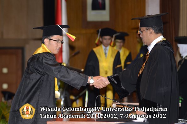 wisuda-unpad-gel-iv-2011_2012-fakultas-mipa-oleh-rektor-103