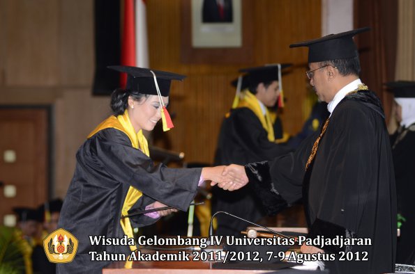 wisuda-unpad-gel-iv-2011_2012-fakultas-mipa-oleh-rektor-106