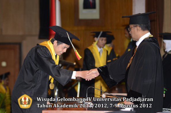 wisuda-unpad-gel-iv-2011_2012-fakultas-mipa-oleh-rektor-107