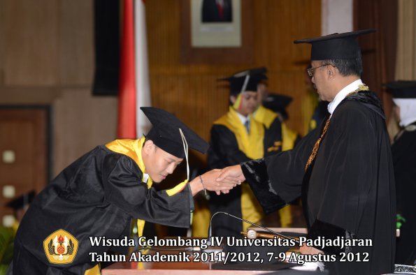 wisuda-unpad-gel-iv-2011_2012-fakultas-mipa-oleh-rektor-108