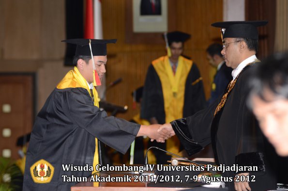 wisuda-unpad-gel-iv-2011_2012-fakultas-mipa-oleh-rektor-115