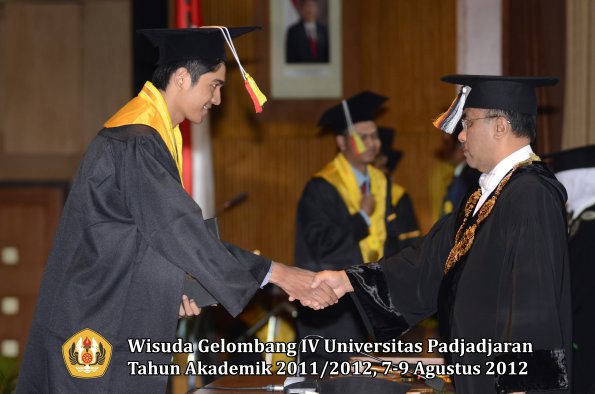 wisuda-unpad-gel-iv-2011_2012-fakultas-mipa-oleh-rektor-116