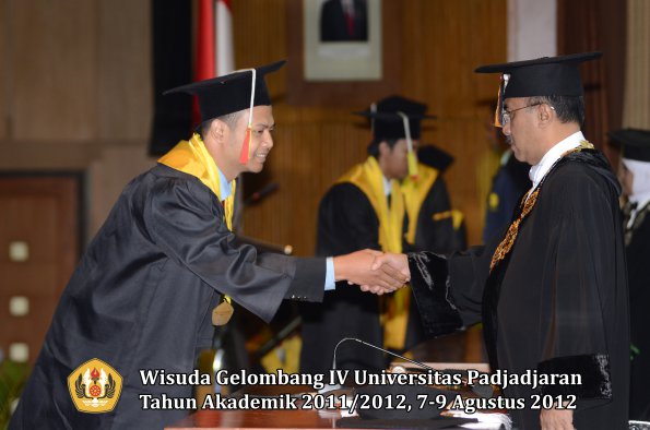 wisuda-unpad-gel-iv-2011_2012-fakultas-mipa-oleh-rektor-117