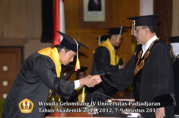 wisuda-unpad-gel-iv-2011_2012-fakultas-mipa-oleh-rektor-118